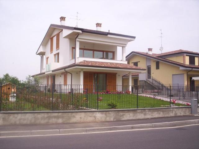 Villa Indipendente in vendita a Cassano D'adda, Lombardia