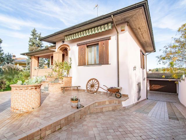 Villa Indipendente in vendita a Castana, Lombardia