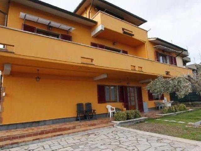 Villa Indipendente in vendita a Lamporecchio, Toscana