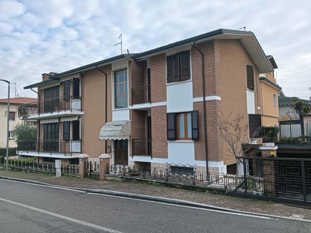 Villa Indipendente in vendita a Peschiera Del Garda, Veneto