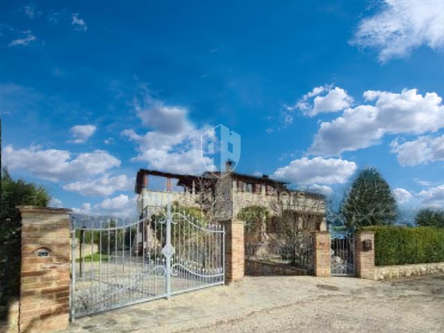 Villa Indipendente in vendita a Izzalini, Umbria