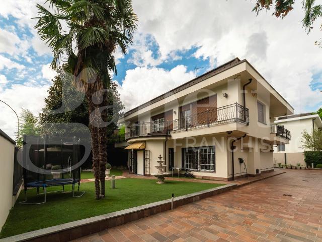 Villa Indipendente in vendita a Trezzano Sul Naviglio, Lombardia