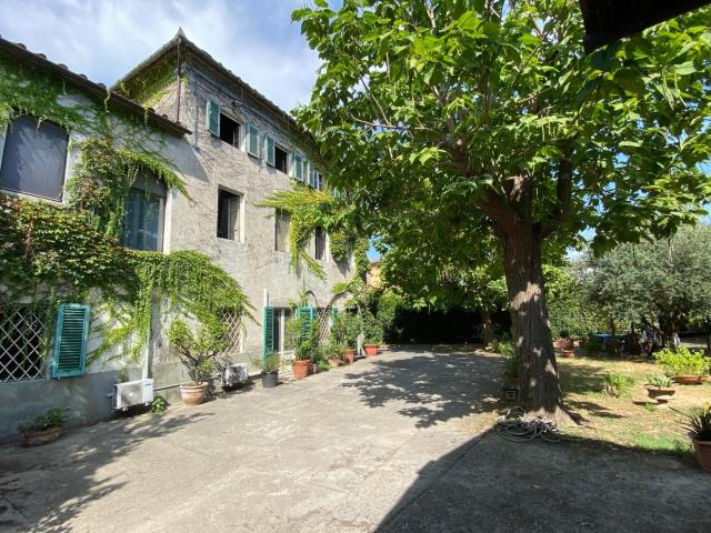 Villa Indipendente in vendita a Parezzana, Capannori