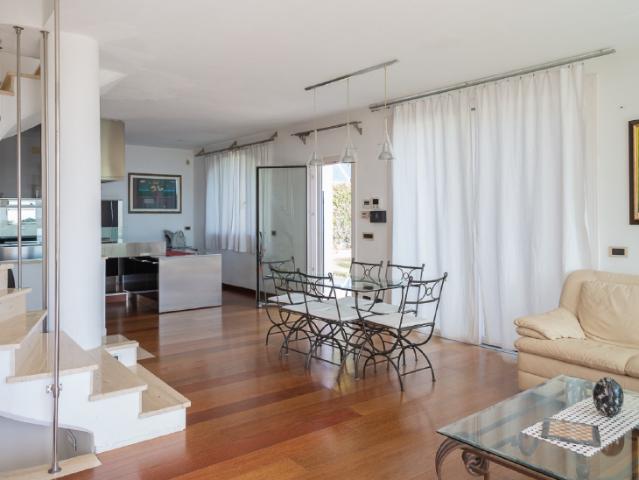 Villa Indipendente in vendita a Carrara, Toscana