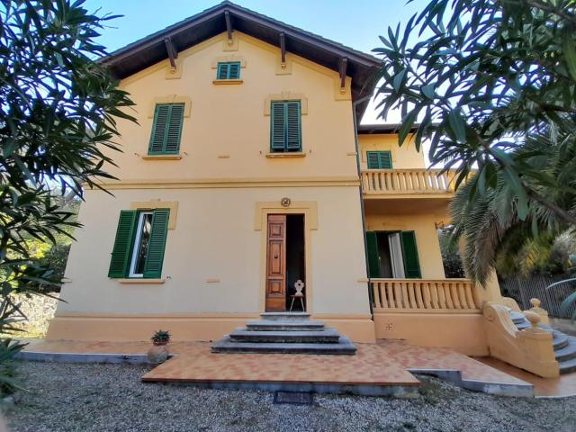 Villa Indipendente in vendita a Quercianella, Livorno