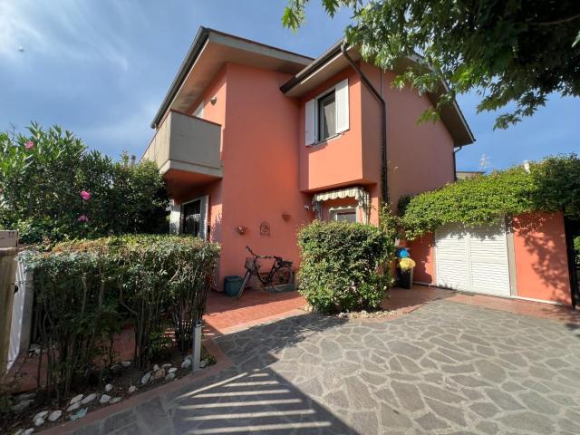 Villa Indipendente in vendita a Tempagnano di Lunata, Bagni Di Lucca Ponte