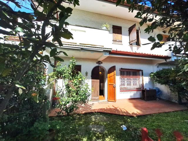 Villa Indipendente in vendita a Marina di Massa, Marina Di Massa