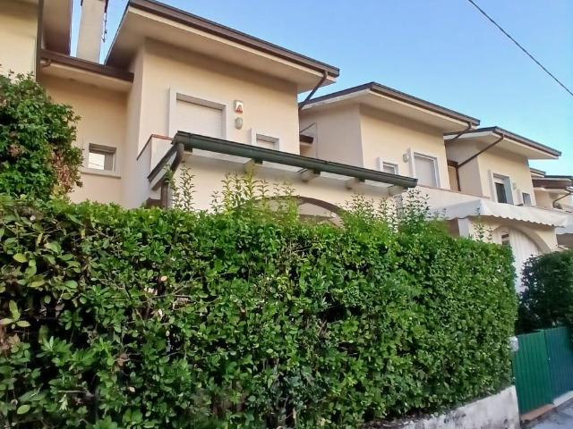 Villa Indipendente in vendita a Cinque Vie, Marina Di Massa