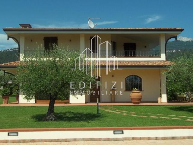 Villa Indipendente in vendita a Cinque Vie, Marina Di Massa
