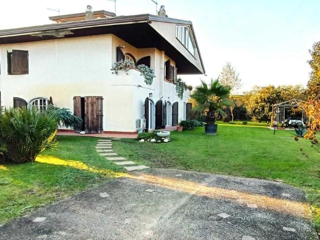 Villa Indipendente in vendita a Montignoso, Toscana