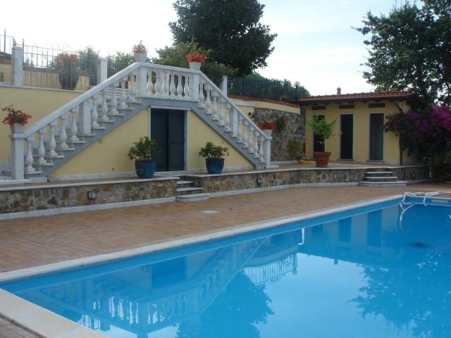 Villa Indipendente in vendita a Dogana, Luni