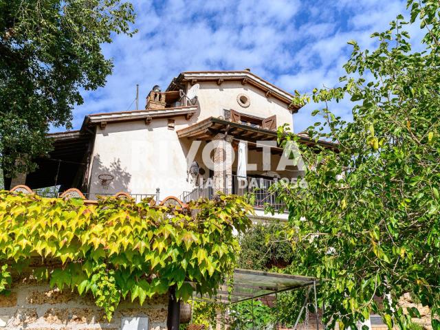 Villa Indipendente in vendita a Tarano, Lazio