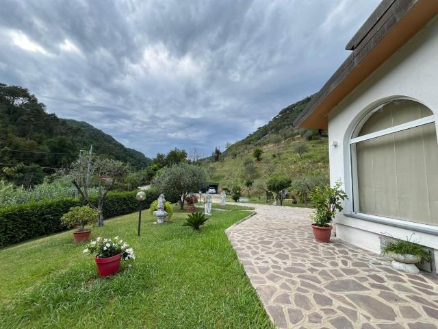 Villa Indipendente in vendita a Marina Di Massa, Toscana