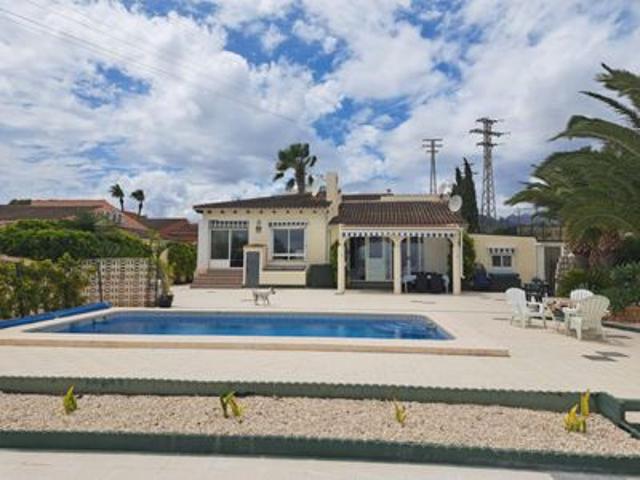 Villa en venta en La Nucia