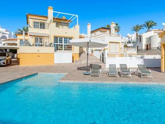 Villa en venta en Orihuela