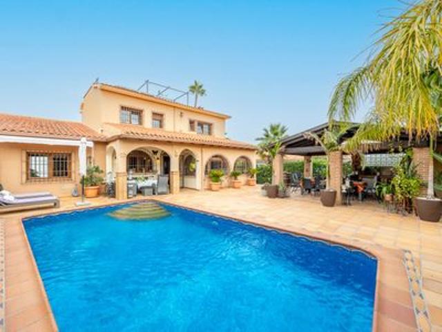 Villa en venta en La Nucia