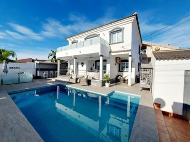 Villa en venta en Orihuela