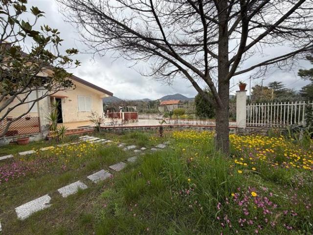Villa Indipendente in vendita a Pedara, Sicilia