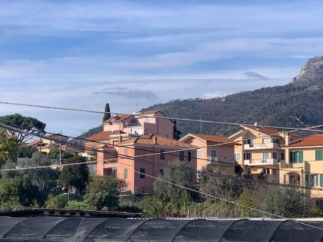 Villa Indipendente in vendita a Borgo Castello, Loano