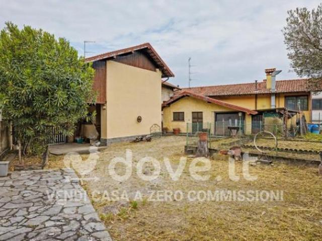 Villa Indipendente in vendita a Angera, Lombardia