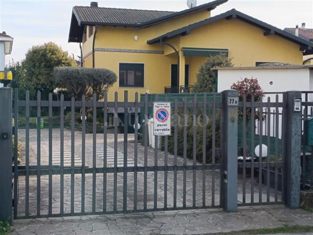 Villa Indipendente in vendita a Bergoro, Fagnano Olona
