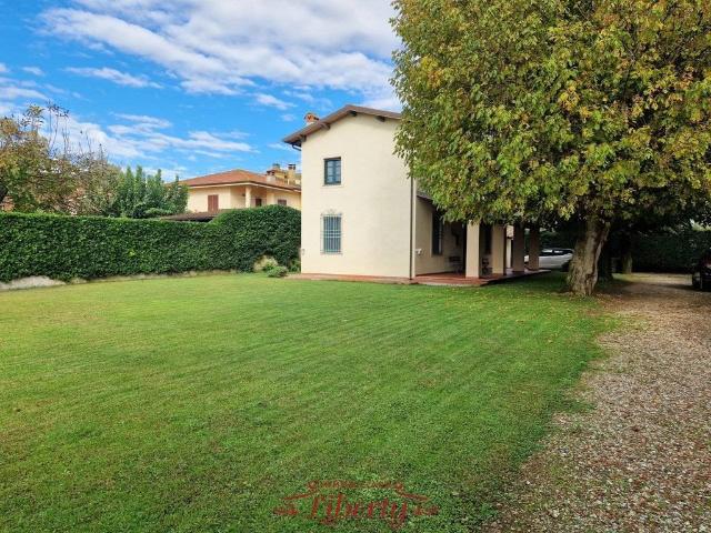 Villa Indipendente in vendita a Torre del Lago Puccini, Viareggio