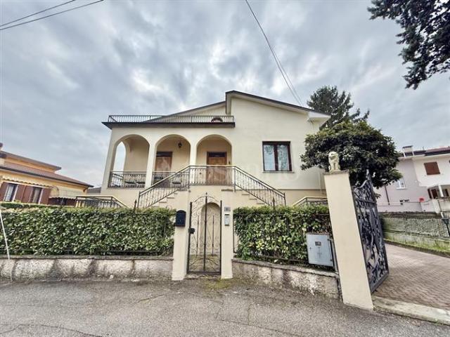 Villa Indipendente in vendita a Ponti Sul Mincio, Lombardia