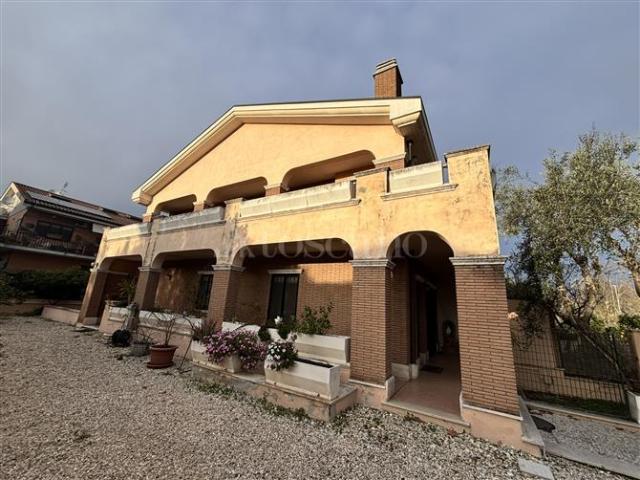 Villa Indipendente in vendita a Municipio Roma X, Roma Capitale
