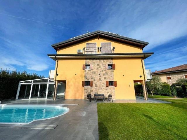 Villa Indipendente in vendita a Peschiera Del Garda, Veneto