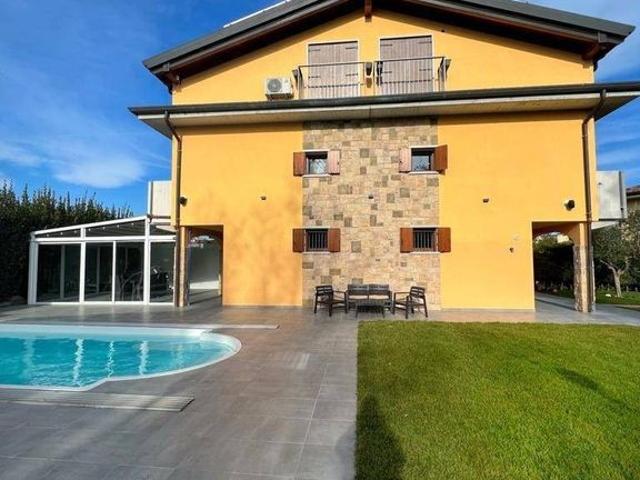 Villa Indipendente in vendita a Peschiera Del Garda, Veneto