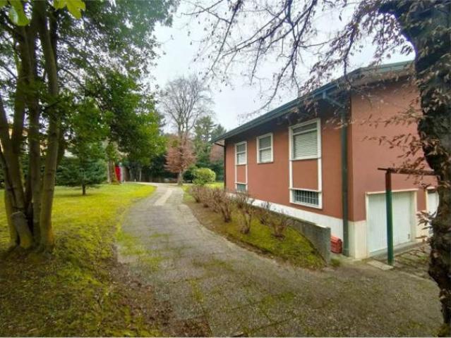Villa Indipendente in vendita a Garbagnate Monastero, Lombardia