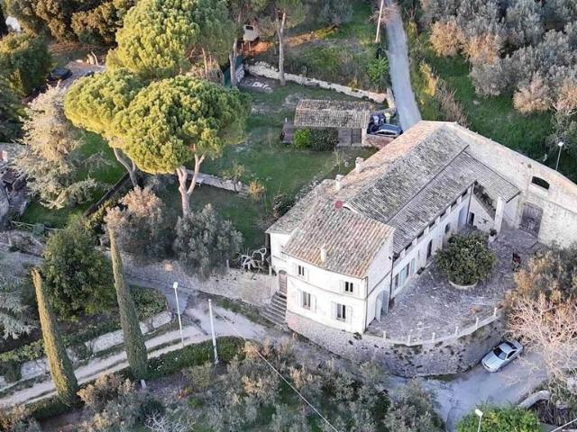 Villa Indipendente in vendita a Foligno, Umbria