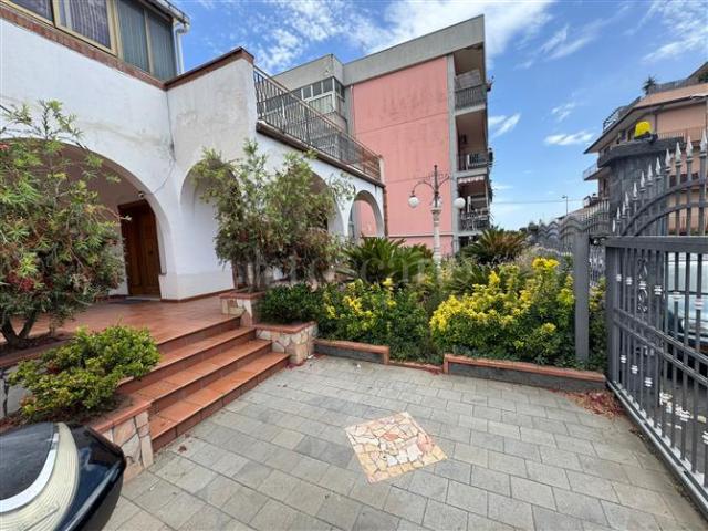 Villa Indipendente in vendita a Fasano, Gravina Di Catania
