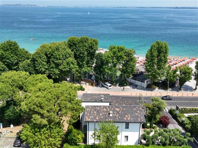 Villa Indipendente in vendita a Desenzano Del Garda, Lombardia