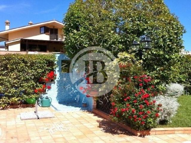 Villa Indipendente in vendita a Quartiere dei fiori, Pineto