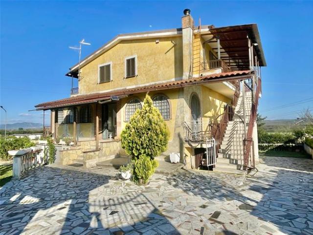 Villa Indipendente in vendita a Nepi, Lazio