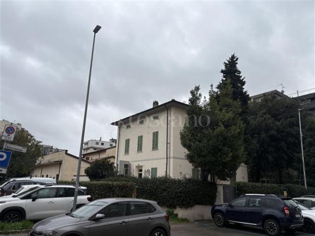 Villa Indipendente in vendita a Centro Direzionale, Prato