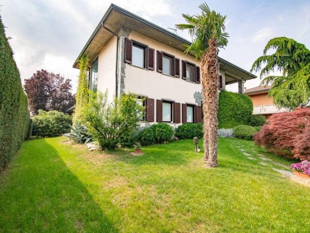 Villa Indipendente in vendita a Bettola di Pozzo d'Adda, Pozzo D'adda