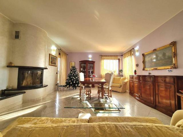 Villa Indipendente in vendita a Parabiago, Lombardia