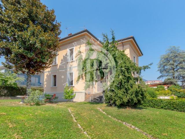 Villa Indipendente in vendita a Erba, Lombardia