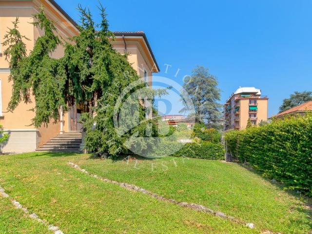 Villa Indipendente in vendita a Erba, Lombardia