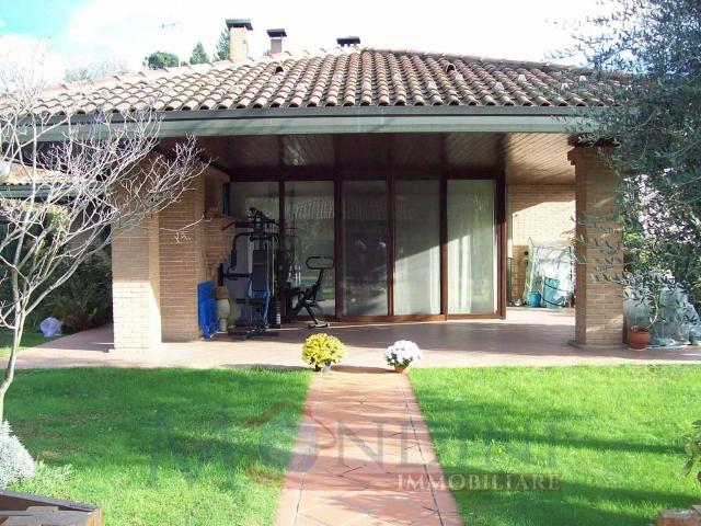 Villa Indipendente in vendita a Besnate, Lombardia