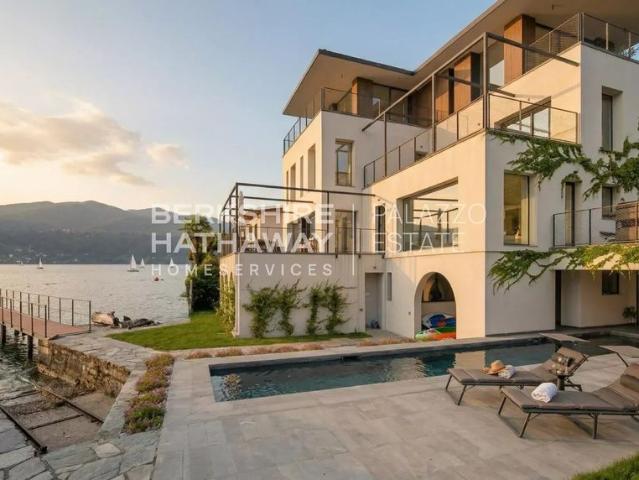 Villa Indipendente in vendita a Angera, Lombardia