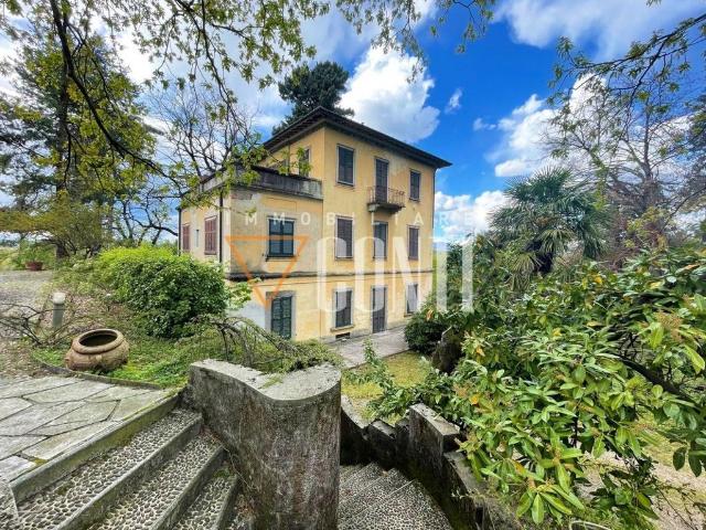 Villa Indipendente in vendita a Tradate, Lombardia