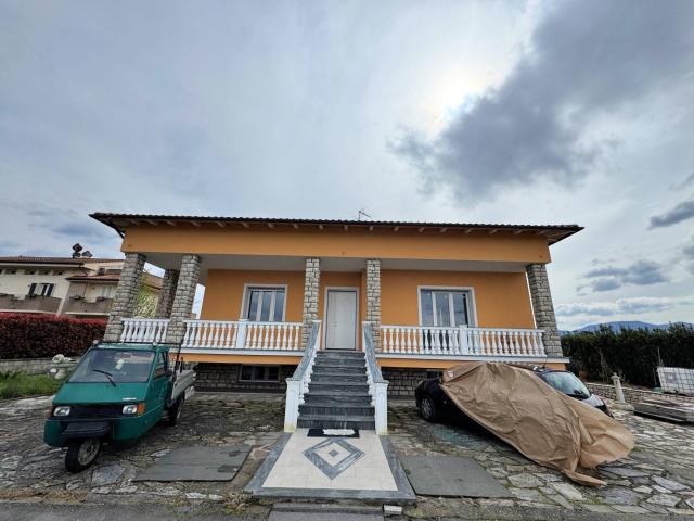 Villa Indipendente in vendita a Altopascio, Lucca