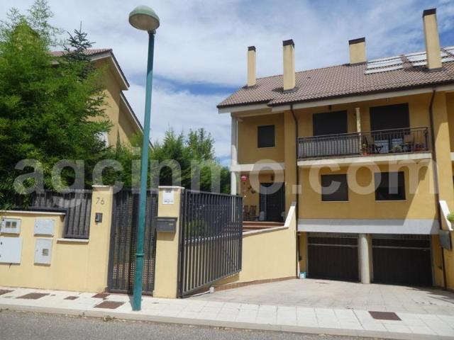 Casa en venta en Valladolid, Urbanización la Viña