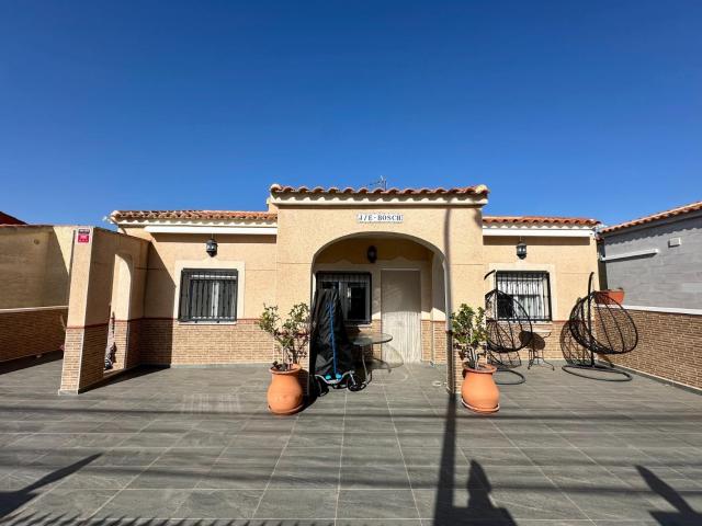 Villa en venta en Elche, Urbanización La Marina-El Oasis