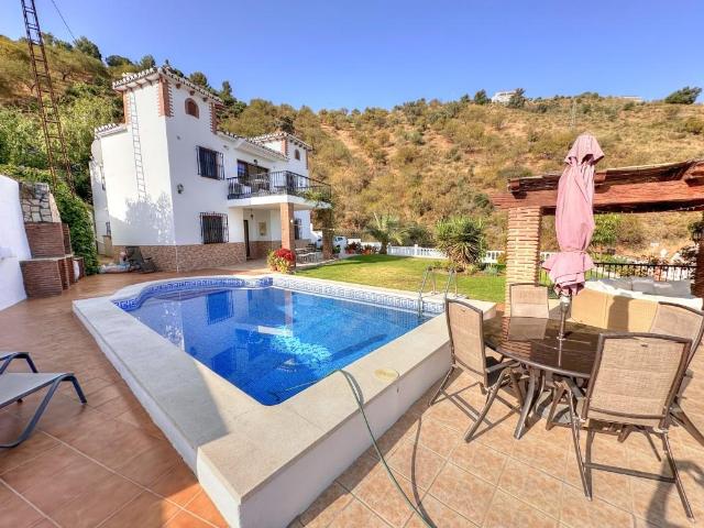 Villa en venta en Iznate