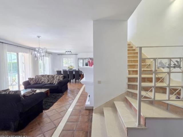 Chalet en venta en Castillo de la Duquesa, Costa del Sol Occidental
