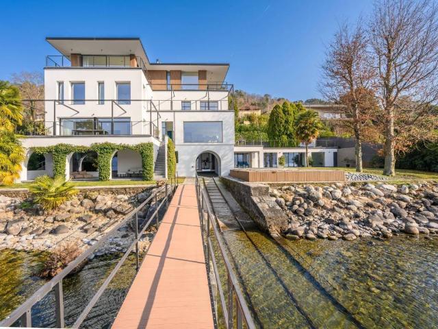 Villa Indipendente in affitto a Angera, Lombardia